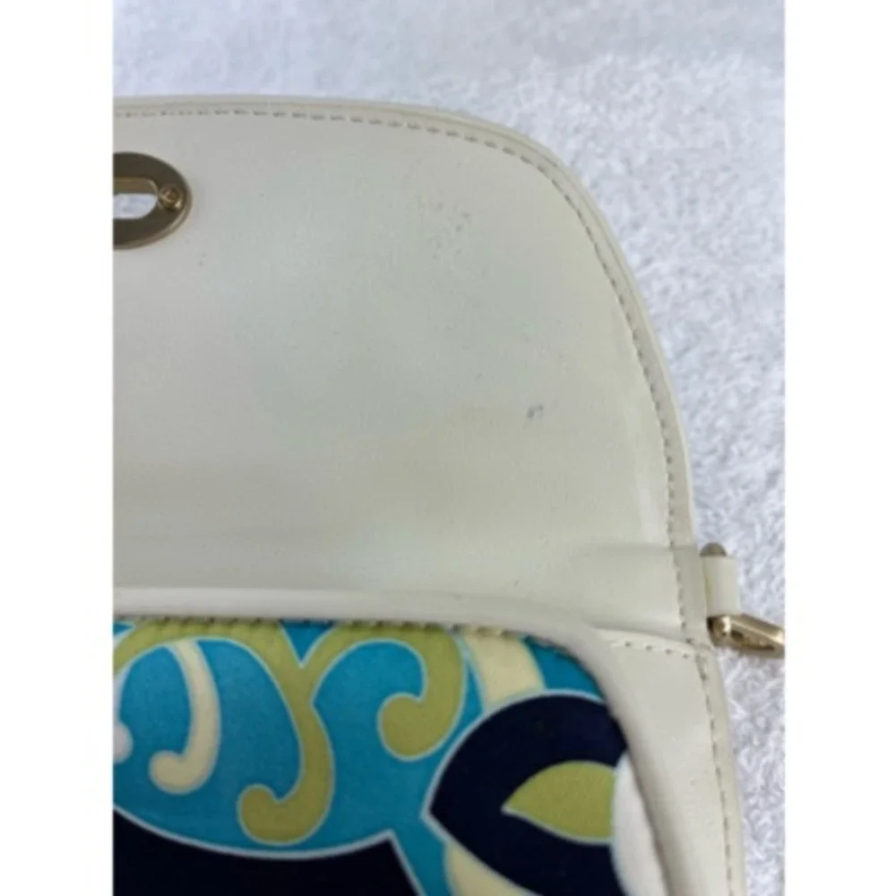 Ann Taylor capture attention